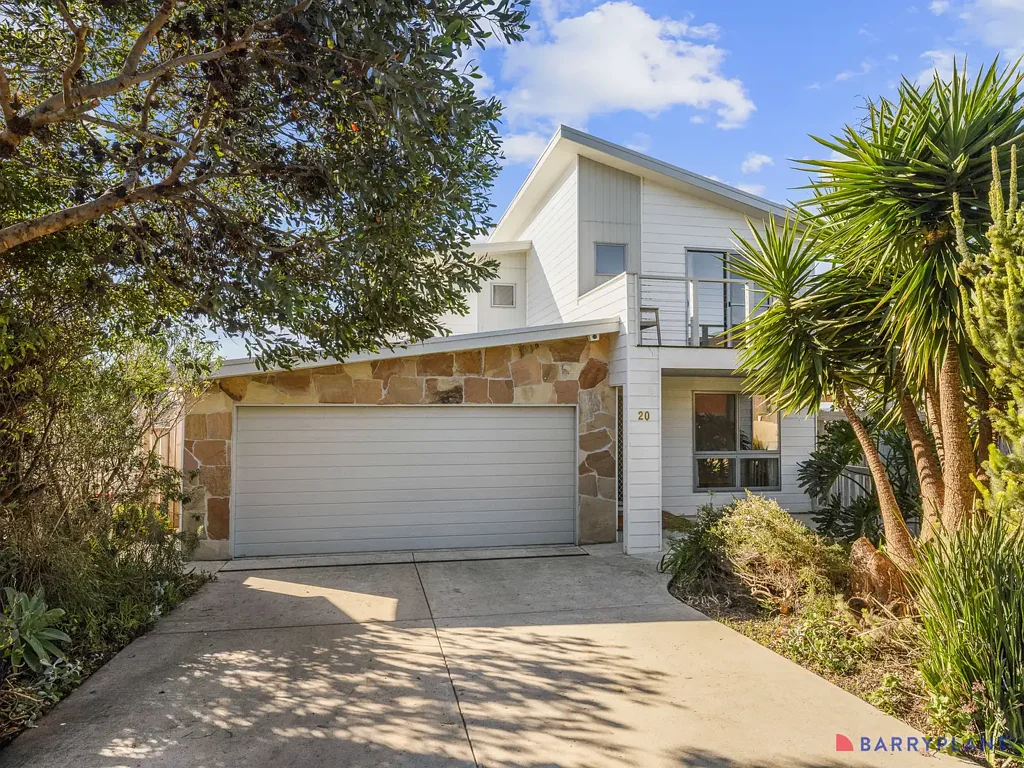 Cowes 4 Bedroom Modern Two-Storey Home with Ocean Glimpses & Dual Living Zones