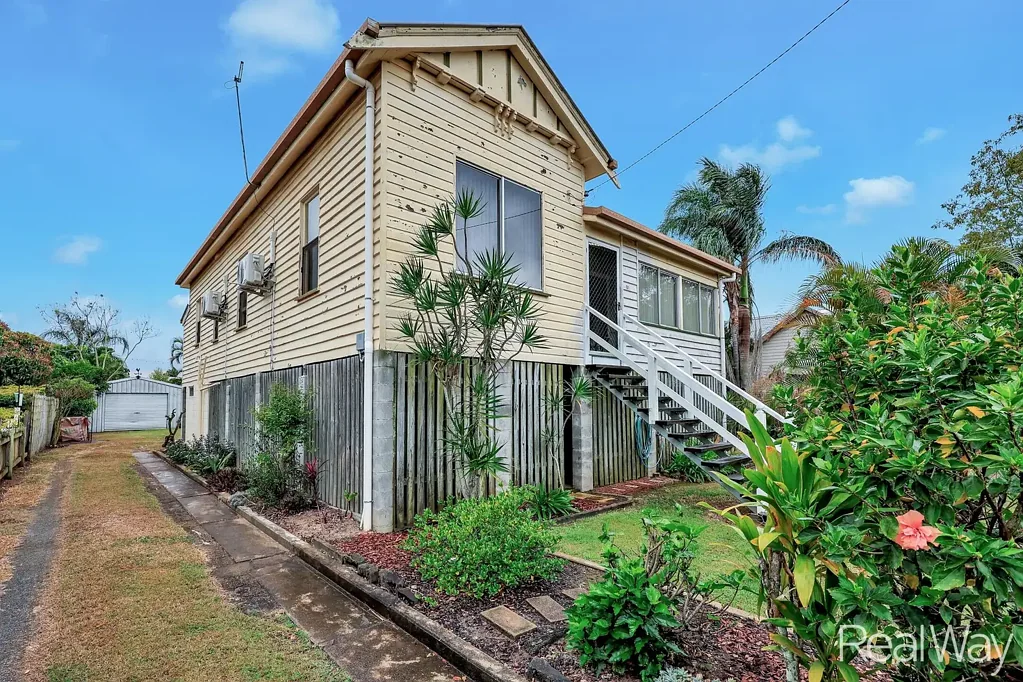 Bundaberg North 4Kwarto Much-Loved Queenslander on a Quarter Acre in a Convenient Position!