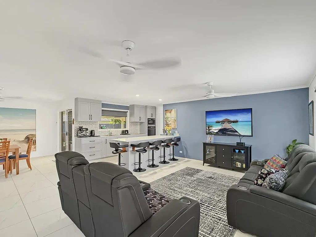 Eli Waters 4Habitaciones STAND OUT FAMILY HOME
SIDE ACCESS - CARAVAN, BOATS, TOYS!!