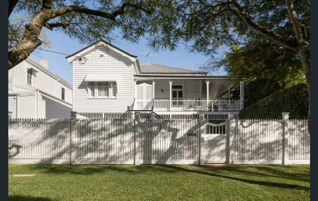 Beautiful Character Queenslander | Walk to Racecourse Road