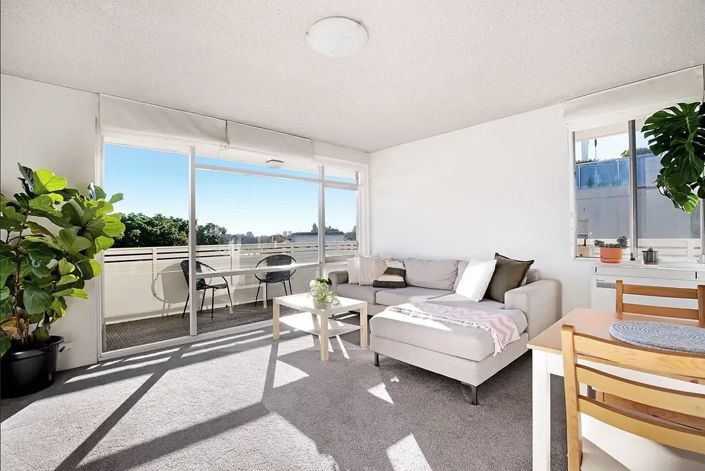 Sun-Drenched Top Floor Apartment with Panoramic Racecourse Views