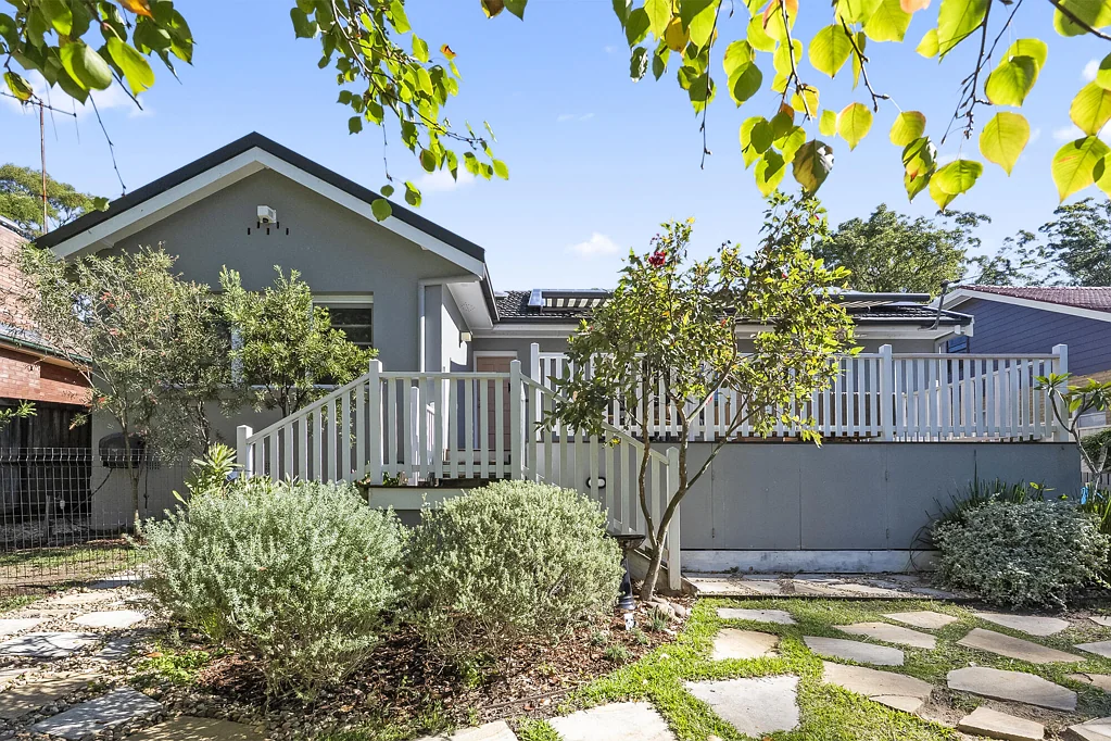 West Pennant Hills 3房 建筑师设计单层 采光通风极佳 Bosch电器厨房 马赛克瓷砖浴室 原始硬木地板 室内外无缝连接 安全宠物友好花园 街内公交便利 Classic cottage charm elevated by a thoughtful modern design