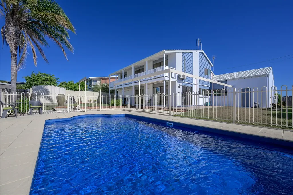 Tannum Sands 4 Slaapkamer PRIME LOCATION PROPERTY WITHIN WALKING DISTANCE OF THE BEACH...PLUS A POOL & SOLAR!