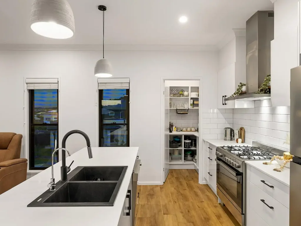 Spring Mountain 4Zimmer Sophisticated Split-Lot Living: A Statement of Style & Space