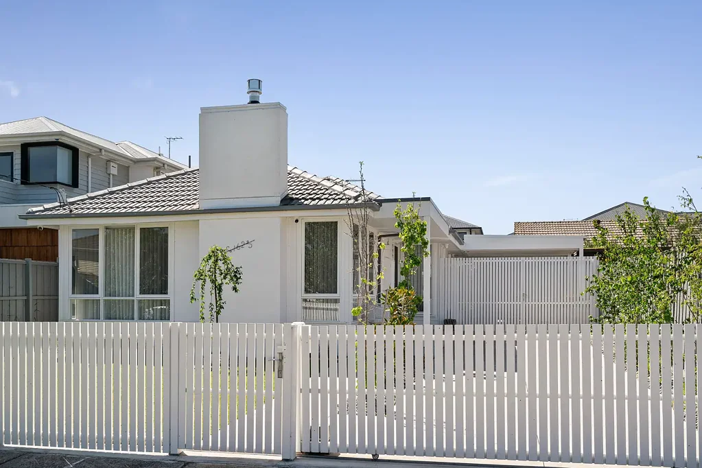 Newport 3房 经典线条设计 Chevron木地板 Stone操作台面 不锈钢电器 朝北户外露台 近Loft Reserve 学校 商店 Mid-Century Meets Modern - Memorably!