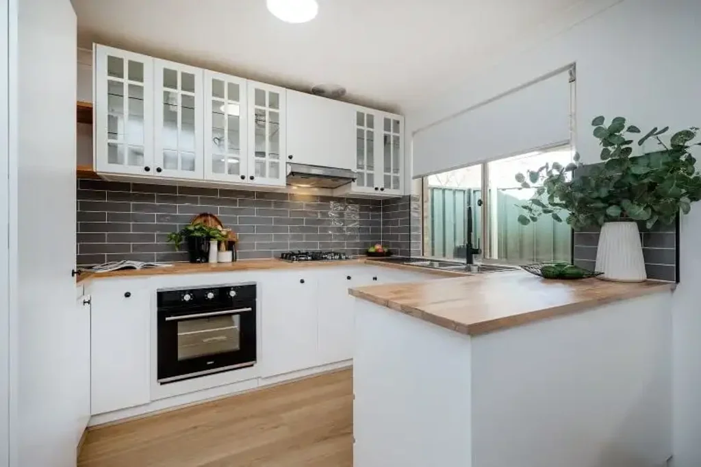 Rockingham 3ห้องนอน FULLY RENOVATED HOME WITH LOW MAINTENANCE LIVING IN THIS FRONT LOCATED UNIT!
