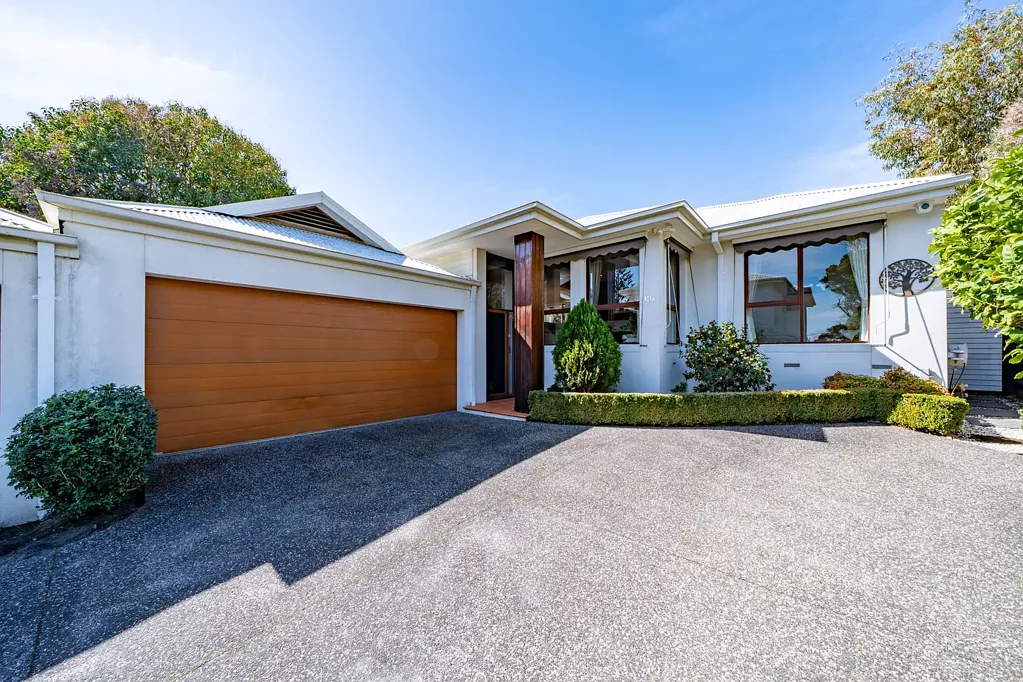 Frankston South 3房 Frankston南黄金地段 三卧联排别墅 高天花板 开放式厨房 大窗户采光 主卧带独立卫浴 双车位车库 步行至海滩学校 Spacious 3-bedroom townhouse - Glorious location