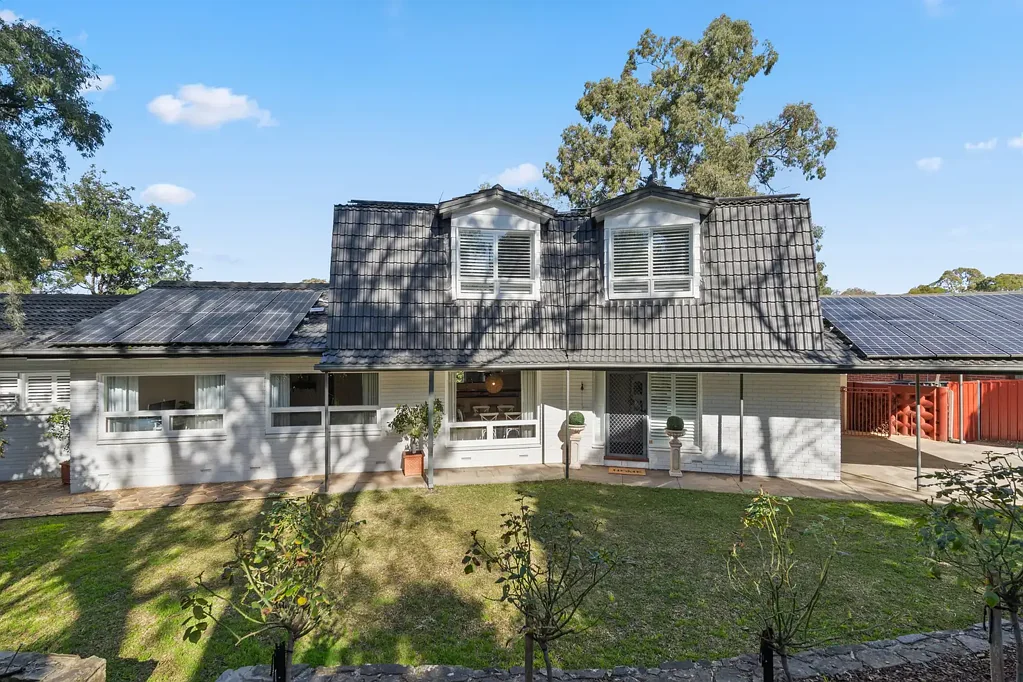 Coromandel Valley 5房  Spacious Hamptons living with hills-face views and poolside charm...