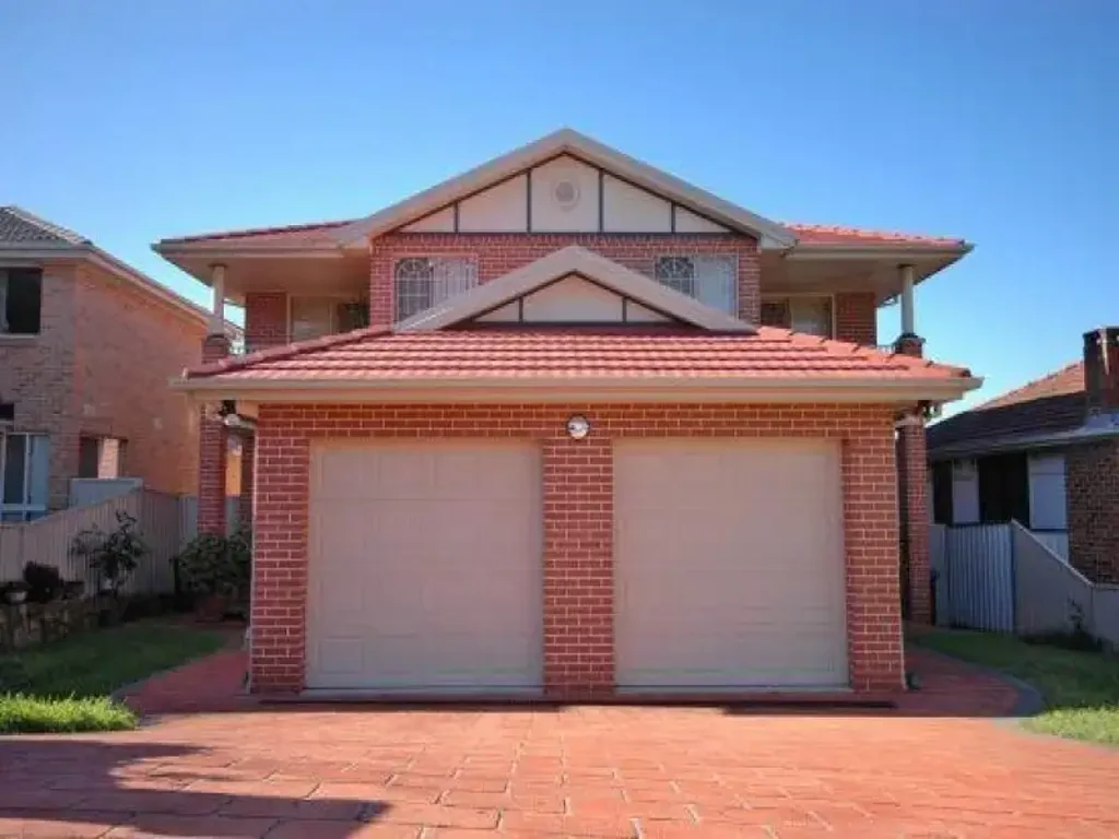 Spacious 3-Bedroom Duplex in Prime Location – Walk to Macquarie Centre & Station