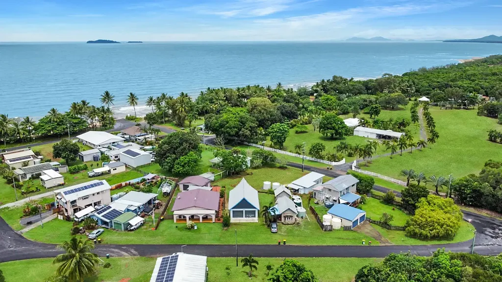 Cowley Beach 3ห้องนอน Coastal Living at its Best – Cowley Beach! Very neat, stroll to beach, quiet, fresh air, convenient.  Shed, bore, fenced--buyers over $510k