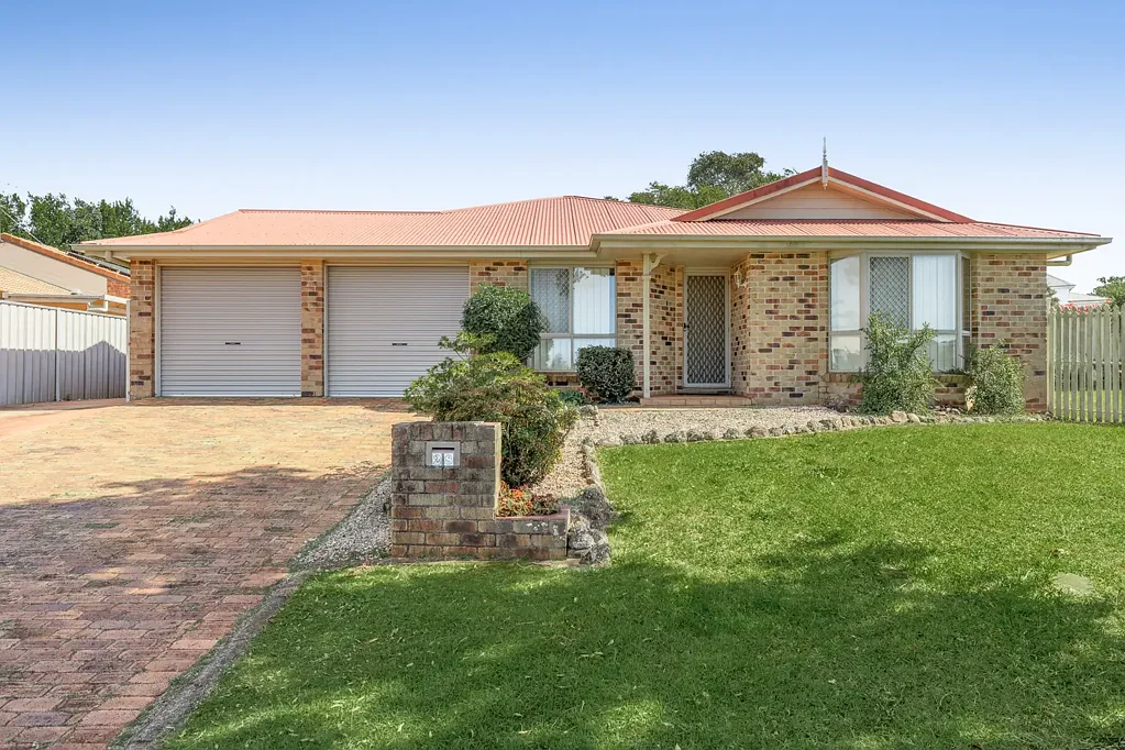 BEAUTIFUL HOME CLOSE TO PARKLANDS