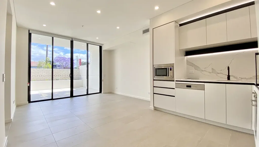 Near New 1 bedroom + Study apartment with winter garden