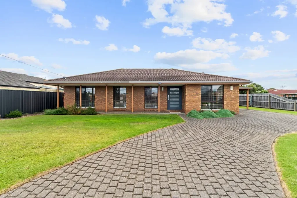Maffra 3Zimmer Comfortable brick home with sheds galore
