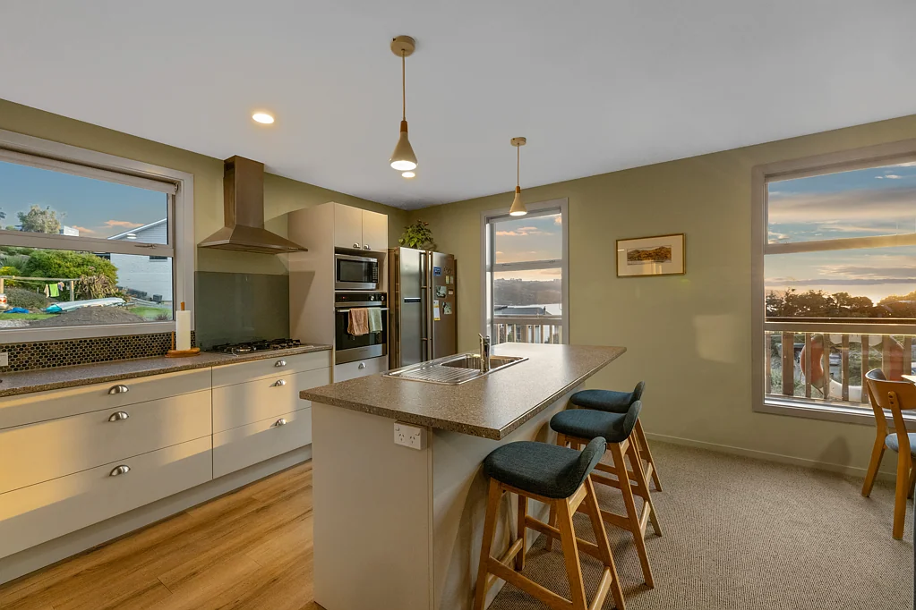 Company Bay 4Zimmer Modern 4 Bedroom Home With Harbour Views!
