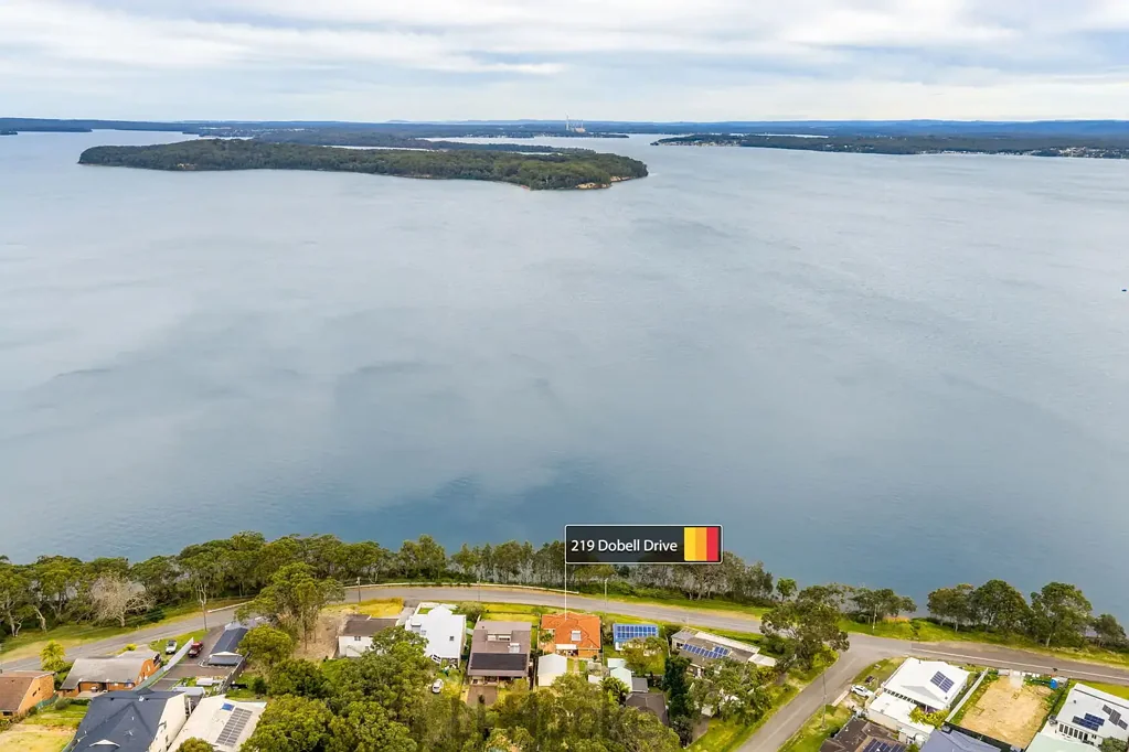 Wangi Wangi 3部屋 SINGLE LEVEL HOME WITH LAKE VIEWS & OPPORTUNITY TO SUBDIVIDE!