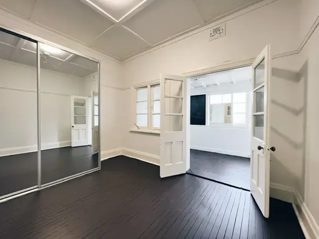ONE BEDROOM FLAT, PLUS STUDY/SUNROOM & PET FRIENDLY -ENTER VIA REAR