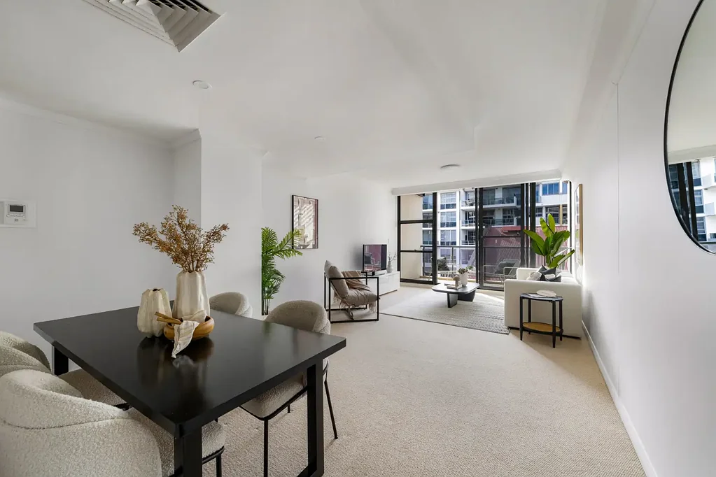 Waterloo 2房 全新装修的错层两卧室公寓 NEWLY UPDATED SPLIT LEVEL TWO-BEDROOM APARTMENT