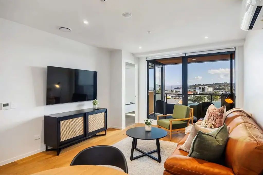 Onehunga 2房  Style, Space, & City Convenience - Investor Dream
