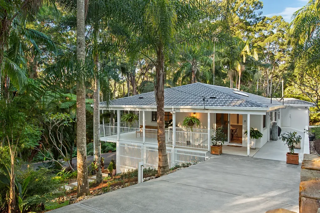 Mons 4 Slaapkamer Beautifully Renovated Retreat with Dual Living Potential on 5,962sqm