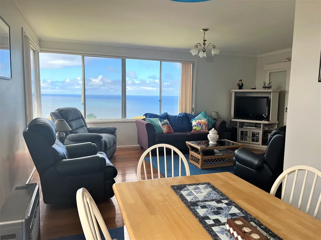 Grassy 4chambre Solid Home with Exceptional Views
