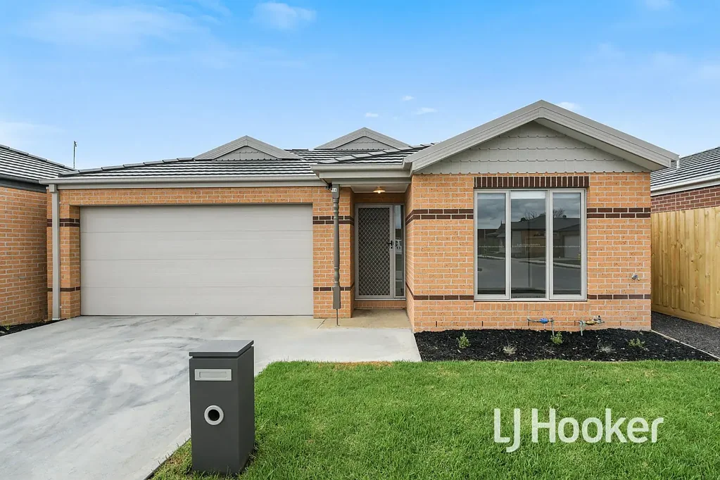 16 Newcastle Drive, Officer, VIC 3809
