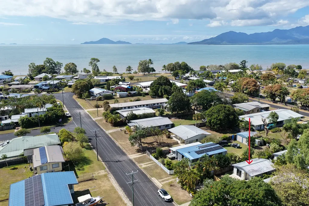Cardwell 2房  Low-Maintenance Coastal Unit Living – Walk to Shops & the Beach