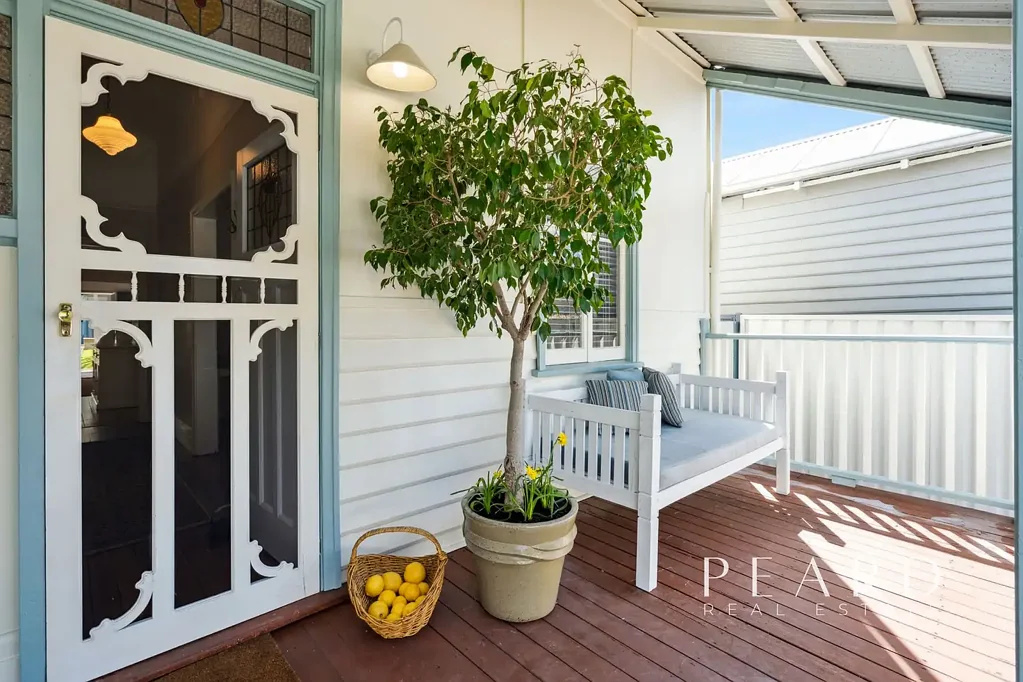 East Victoria Park 3ਬੈੱਡਰੂਮ Picture-Perfect Character Home in Prime Café Strip Location