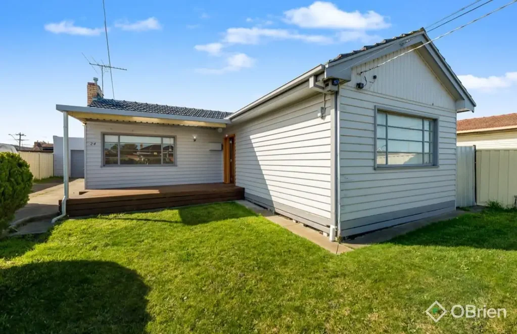 Sunshine North 3 Slaapkamer Family Favourite with Development Potential on 621m² (Approx) Allotment