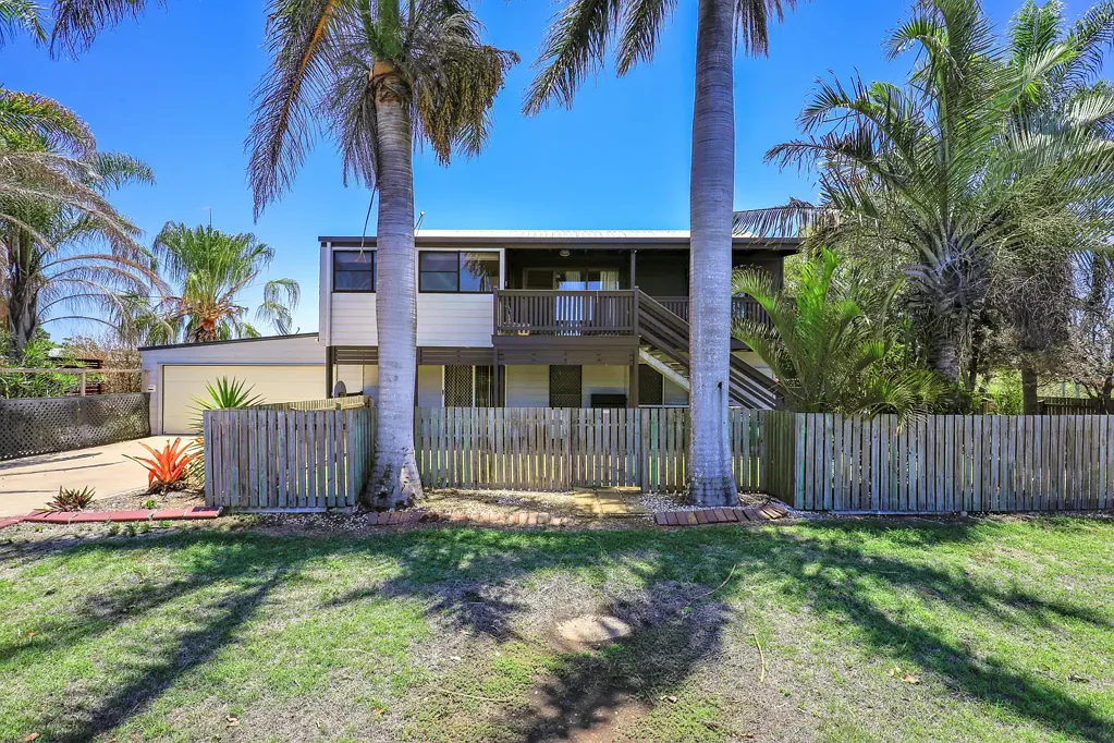2 bedroom Upstairs Unit PLUS Sleep Out - Minutes to Rifle Range Parkland & Beach