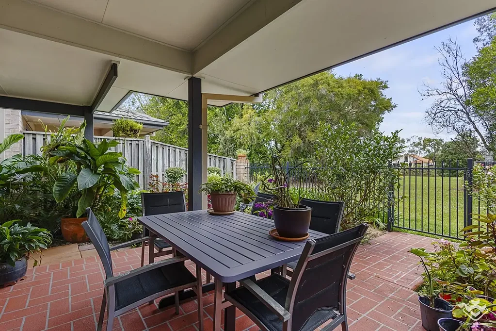 Sippy Downs 3 Bedroom Spacious Townhouse in Perfect Location with Lake Views