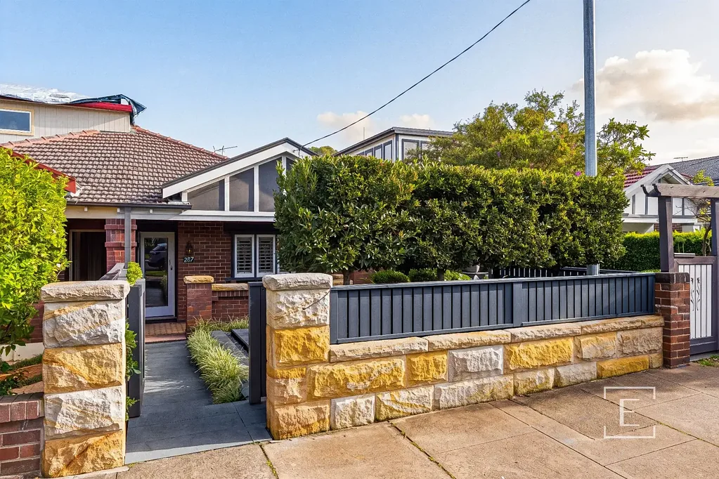 Five Dock 2غرفة نوم Charming Family Home in Prime Five Dock Location