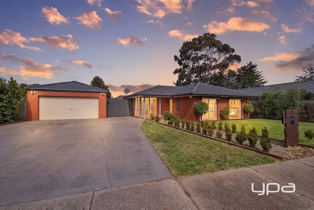 Melton West 3कमरा ESTABLISHED FAMILY LIVING WITH EXCEPTIONAL GARAGE ACCESS