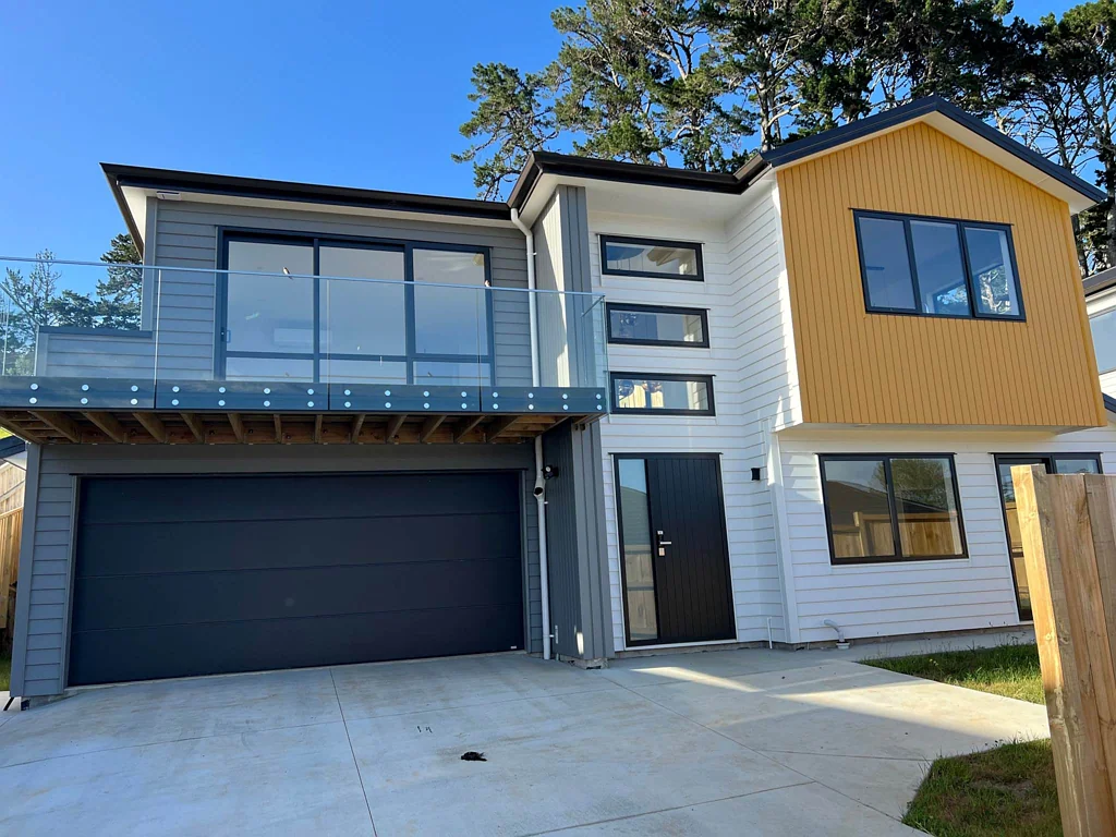 4 bedrooms, 3 bathrooms and 3 lounges