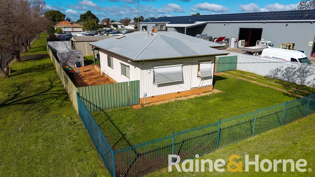 Dubbo 3chambre Corner Block Opportunity with Space, Shedding and Future Potential