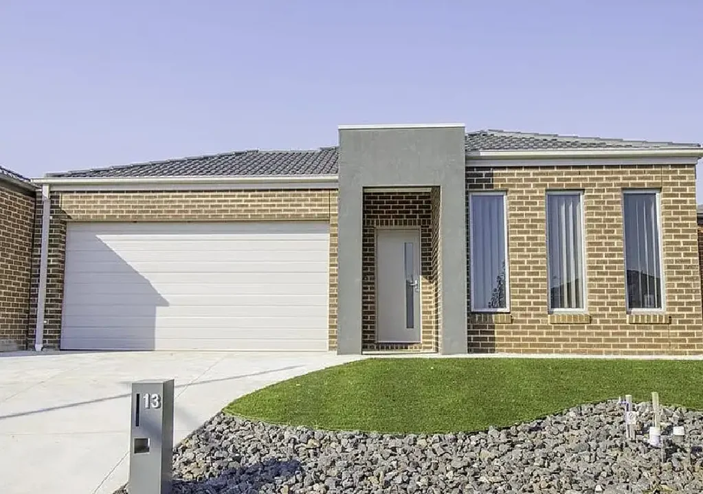 Beautiful 4 Bedroom Family Home in Prime Location!