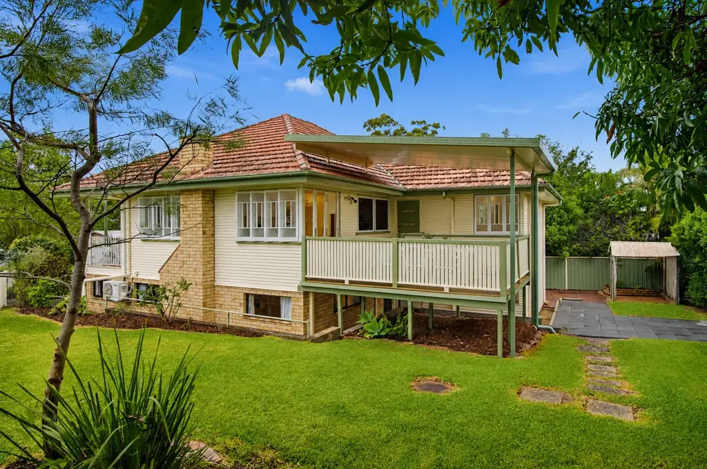 Aspley 5房  充满永恒魅力与惊人空间的珍爱家庭住宅  Cherished Family Home with Timeless Charm & Incredible Space