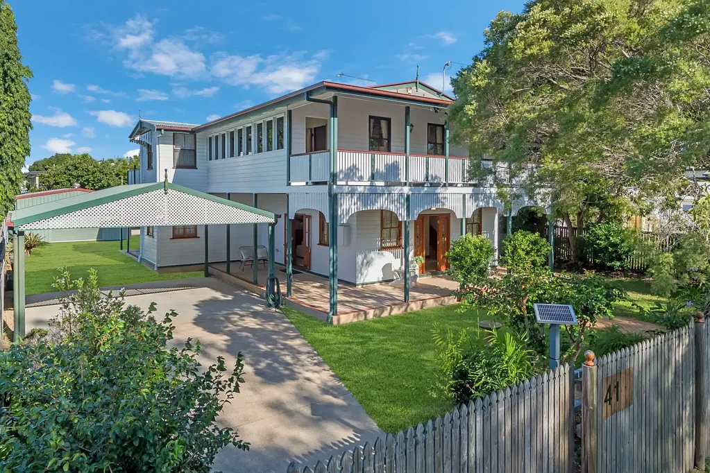 Hermit Park 4房  Dual Living Elegance - Timeless Queenslander with Modern Flexibility