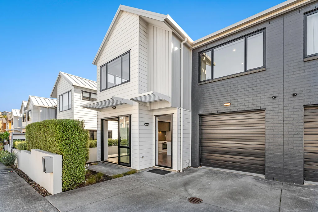 Stanmore Bay 4房  Sea Views, Two Living Areas & Freehold Title