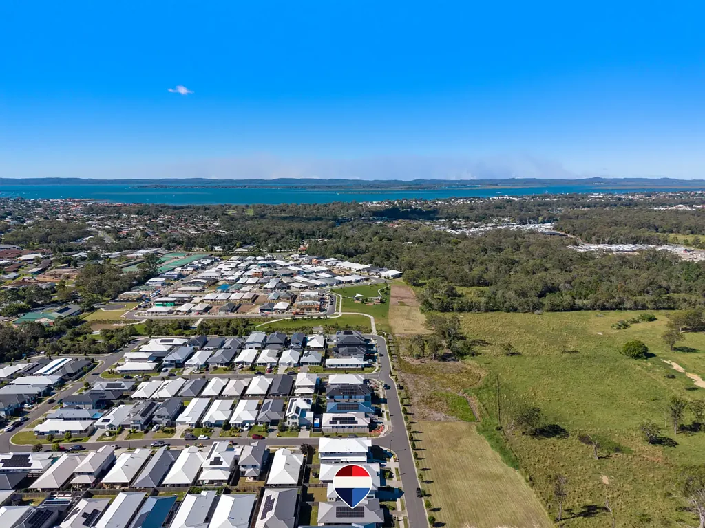 Victoria Point 4房 三浴室设计 400平米围栏地 车库直通后院 太阳能供电 现代厨房石材台面 开放式起居区 步行至商圈学校 Lifestyle Living Just Moments from Shops, Cafés & Entertainment