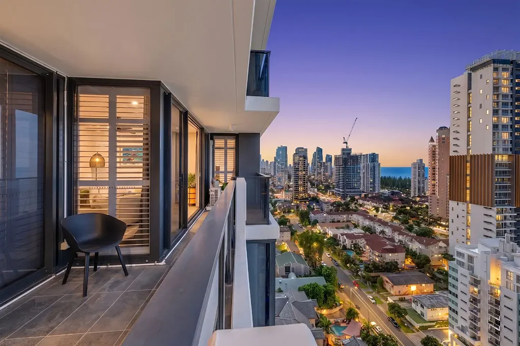 Broadbeach 3房  OCEAN VIEW, FULLY RENOVATED APARTMENT IN CENTRAL BROADBEACH