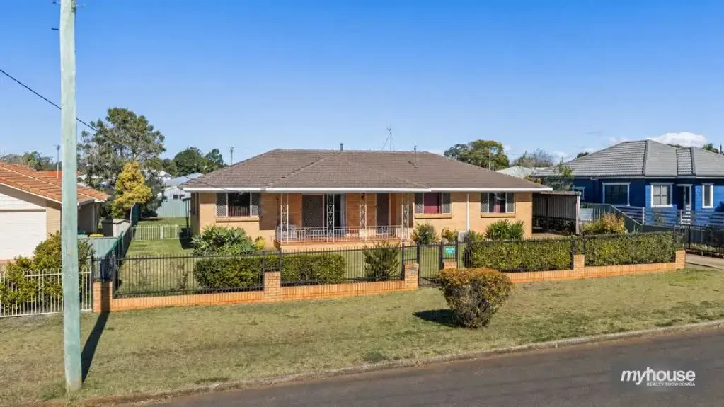 Newtown 4ห้องนอน Large Family Home on CBD's Fringe - 1,012m2 on Two Lots + Shed!!