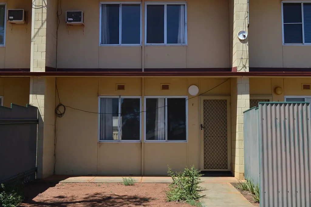 Townhouse Close to Shops