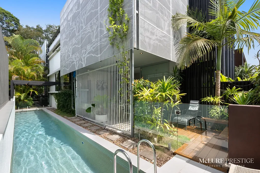 Noosa Heads 3 Slaapkamer Architectural Living Framed by Bushland and Light