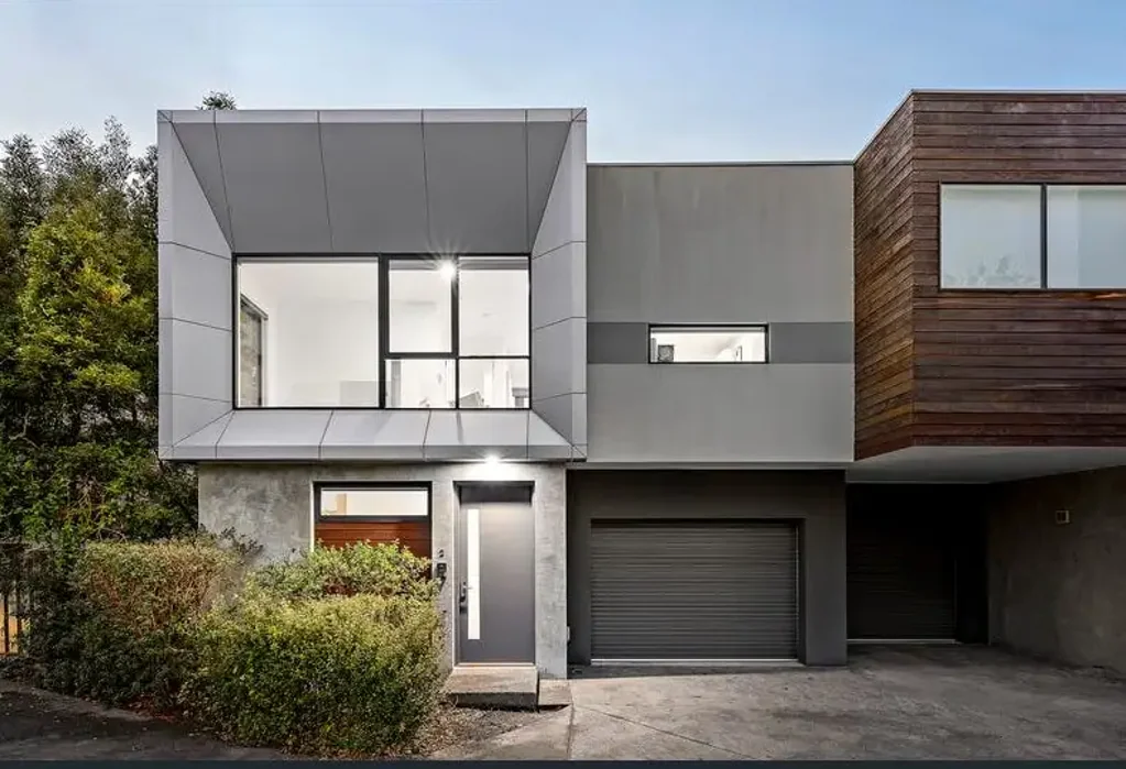 DESIGNER TOWNHOUSE IN PRIME LOCATION