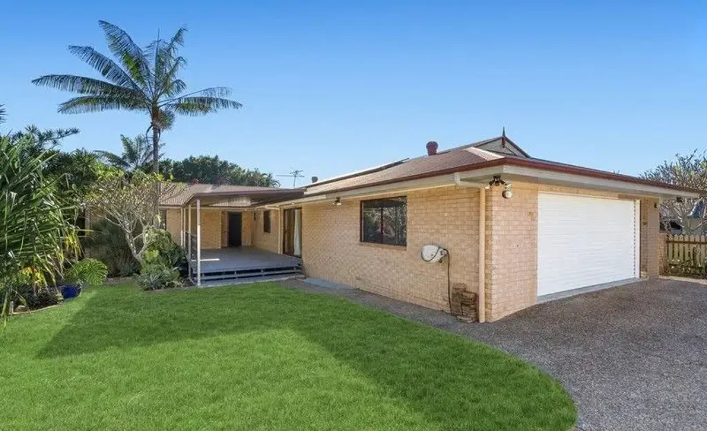 Beautiful 4-Bedroom, 3-Bathroom Low-Set Brick Home in Sandstone Point