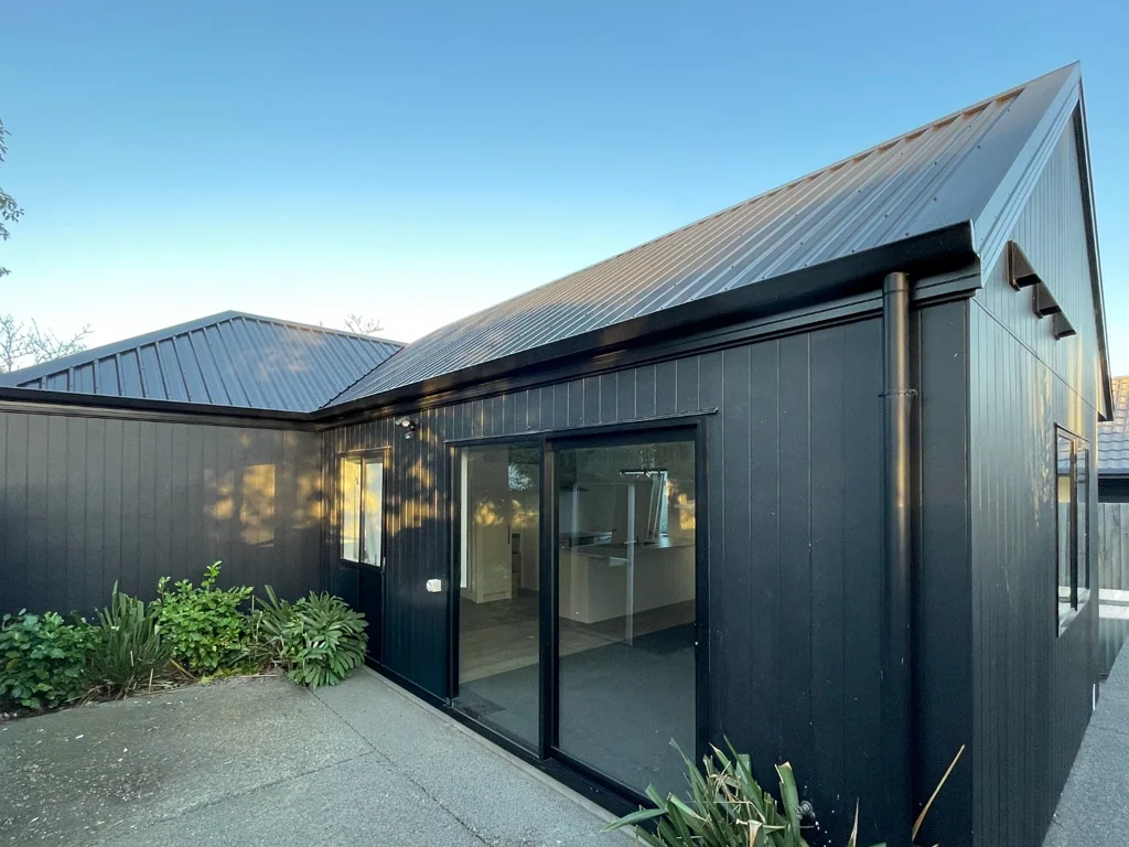 Stylish single storey townhouse with carpark!