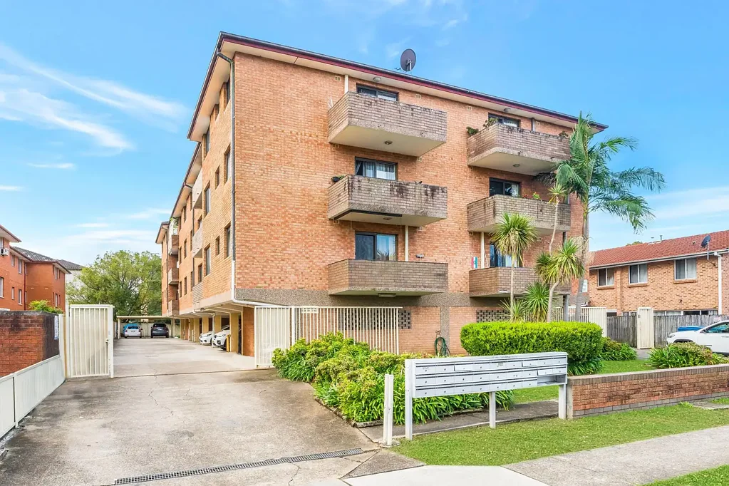 Comfortable 2-Bedroom Unit with Private Balcony - Prime Loca
