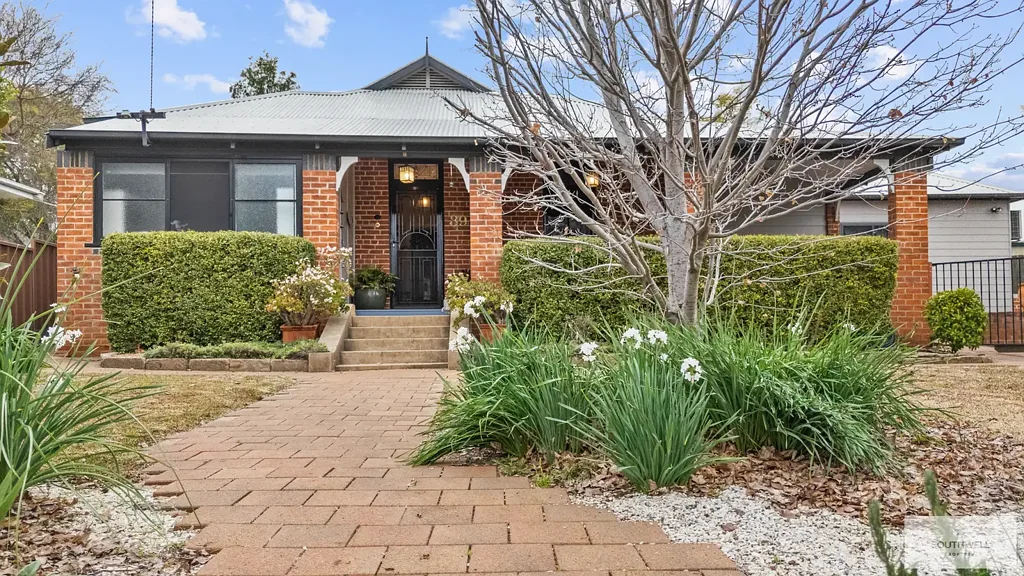 East Tamworth 3 Bedroom Luxury Period Home with Enviable Address