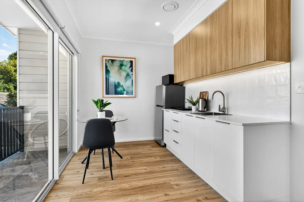 Luxury, Fully Furnished One-Bedroom – Utilities Included, in Kangaroo Point. TWO WEEKS FREE RENT!!