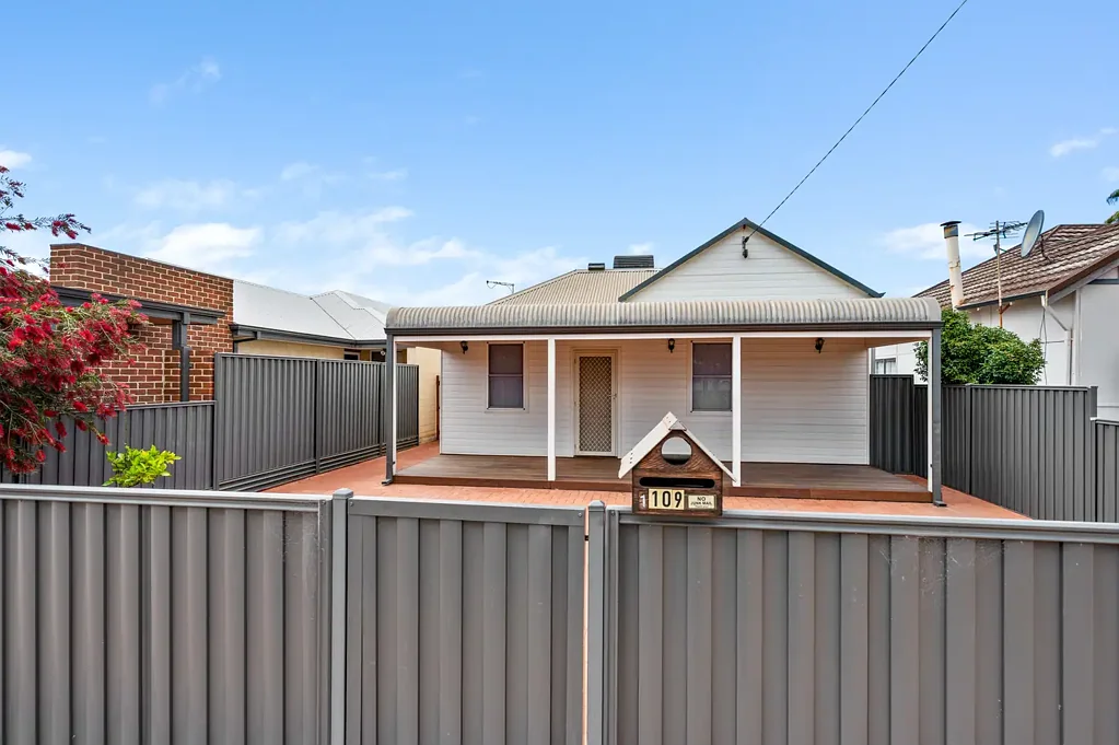 Piccadilly 3ਬੈੱਡਰੂਮ A rare, fully renovated character home in Piccadilly — move in and do nothing but unpack.